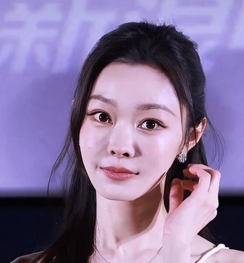 宋轶这高清状态真的绝了。就拿她出席活动的生图来说，高清镜头怼脸拍都毫无压力。她