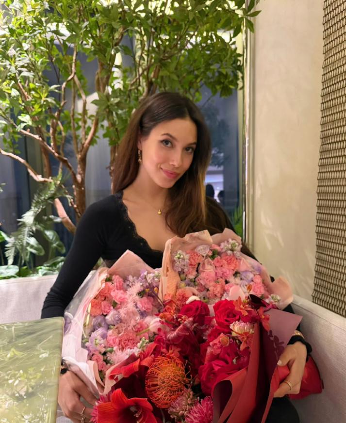 谷爱凌，深夜高调发文。3月2日深夜23点48分，谷爱凌还在熬夜中，她在社交平