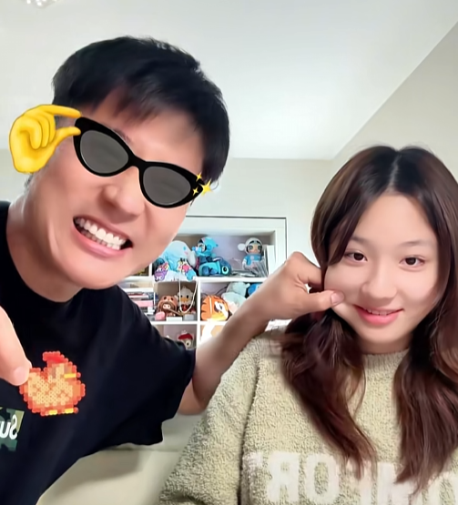 4月14日，张丹峰分享了与女儿共同玩“拼豆”的视频。他和洪欣的女儿张晞彤，虽然今