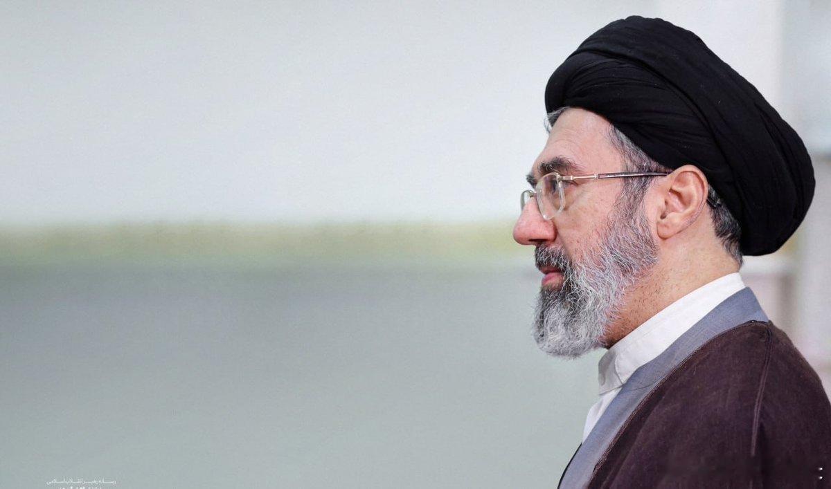 紧急|伊朗国家安全委员会：根据现场一名警卫的报告，革命领袖从废墟中被救出时口