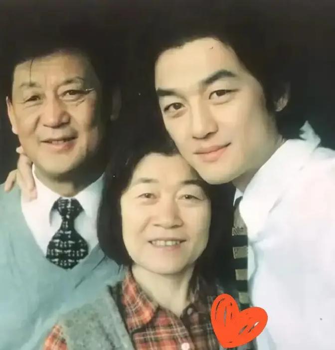 李亚鹏大年初二深夜被拍到醉倒在街头，视频里他裹着羽绒服缩在马路牙子上，身边停着辆