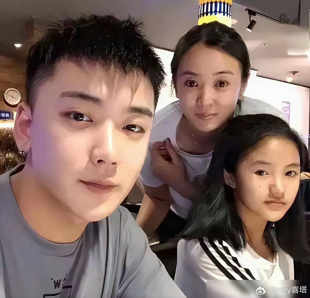 第一次见兄妹聊天这么客客气气只能说第一次看见兄妹聊天这么客客气气！崔晋辟谣买手机