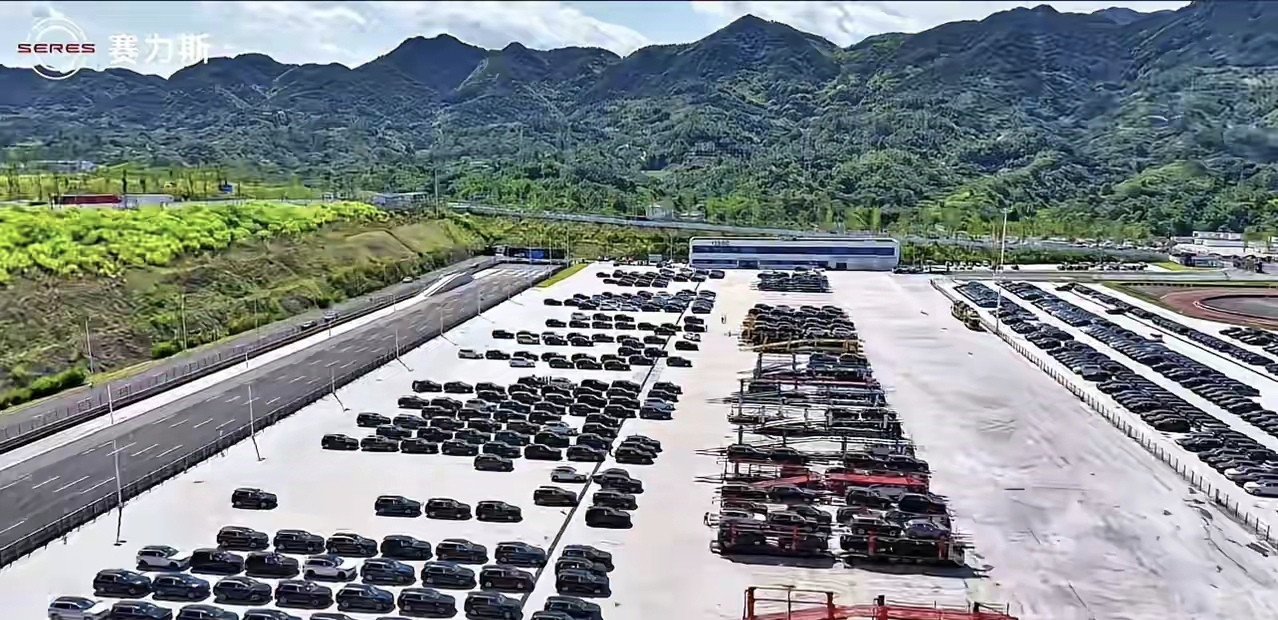 赛力斯工厂忙哭了！用户催交付，根本产不过来！现在问界只有M8和M9两款销量主力车