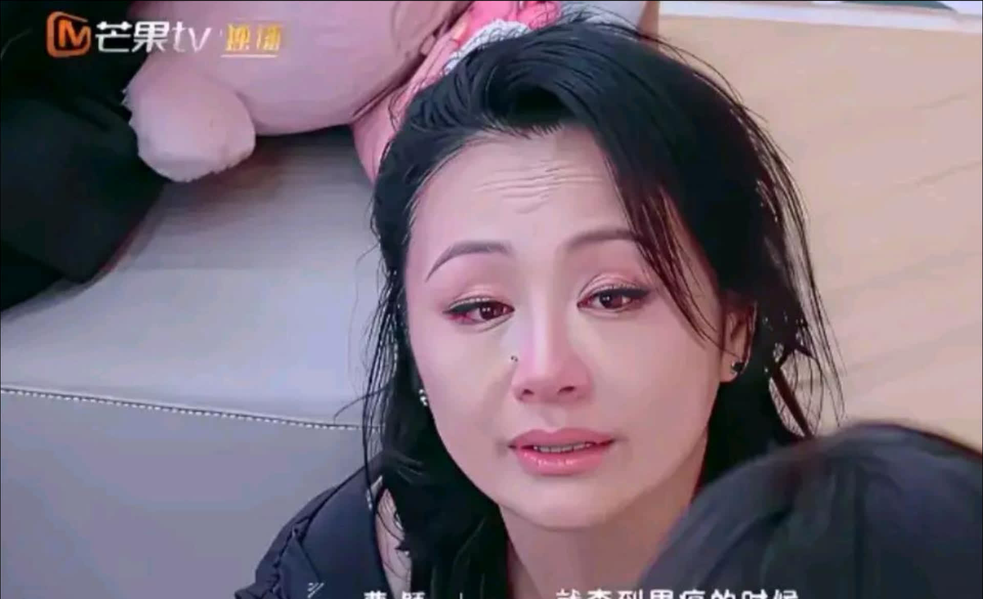 曹颖透露自己身患胃癌后，依然带着引流袋坚持直播带货，为生活努力打拼。谈及现状，她