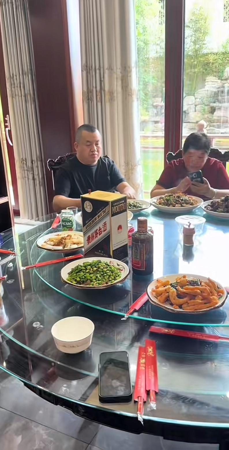 北京坤哥，打肿脸充胖子。今天在河南固始县老家吃午饭，摆上一瓶彩釉珍品贵州茅台酒，