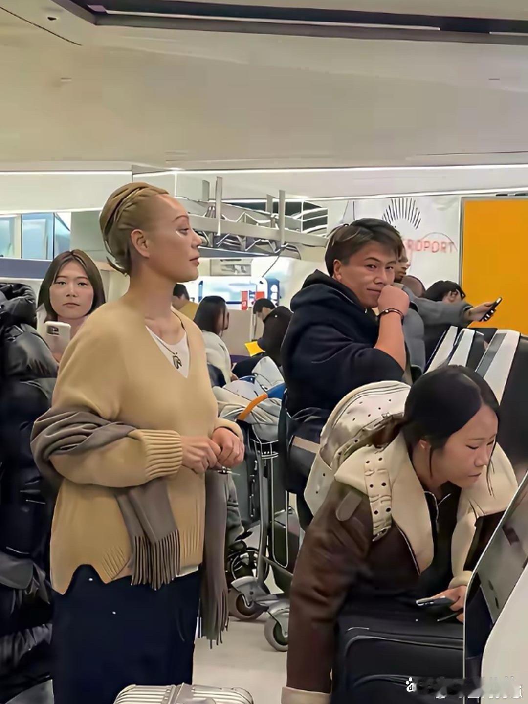 宁静真的太有态度了！头发都这么短还非要扎个小揪揪，越活越叛逆，越老越飒爽。