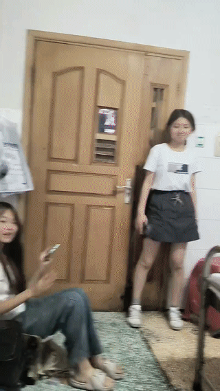 男孩突然生病住院了！他的几个女同学得知消息后，纷纷来到医院里陪他。看到这么多