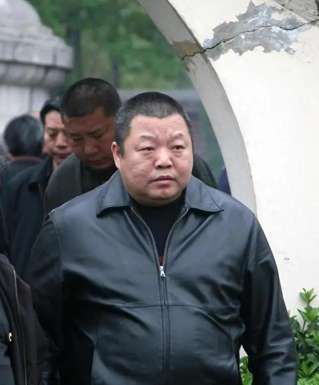 1997年，臧天朔与廊坊的梁勇发生冲突，被打到住院。他赶紧给加代打电话：“代哥，