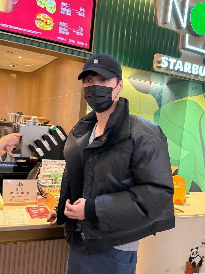 你是说你去买咖啡的时候也碰到了正在排队的？？？求偶遇教程