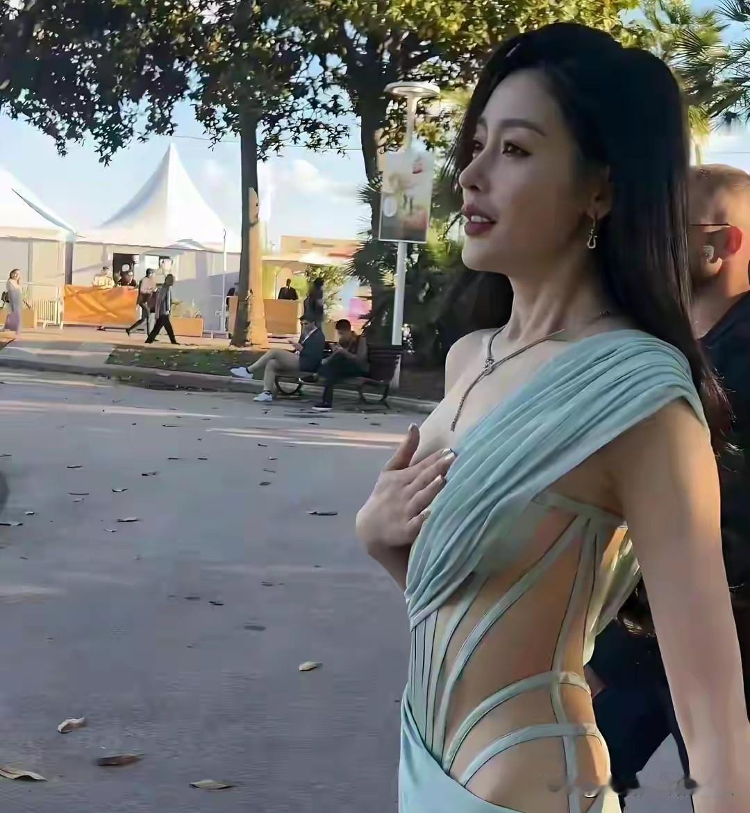 张天爱这身材是真实存在的吗？顶级腰臀比也太绝了吧！一登场就让人移不开眼，这曲线真