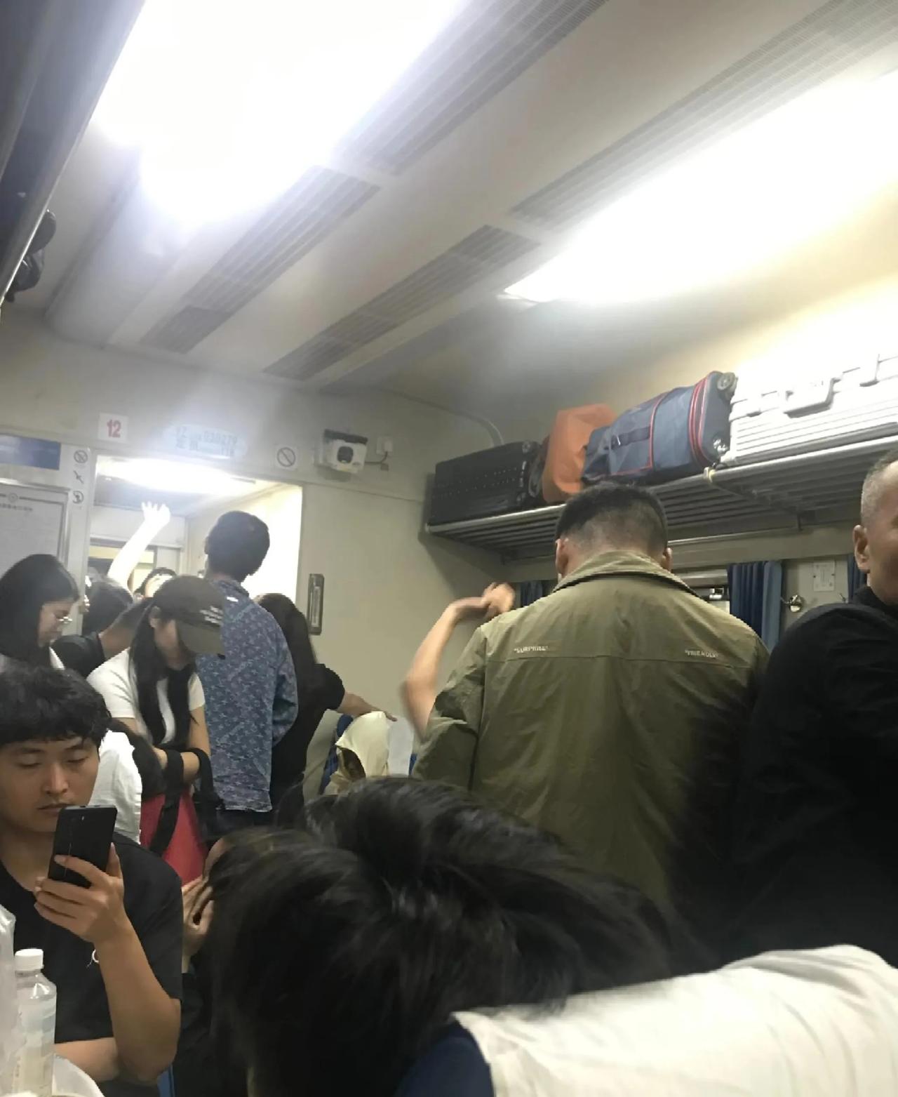 现在绿皮车是不开的太少了，这么挤现在绿皮车是不是开的太少了啊，不过年不过节这么