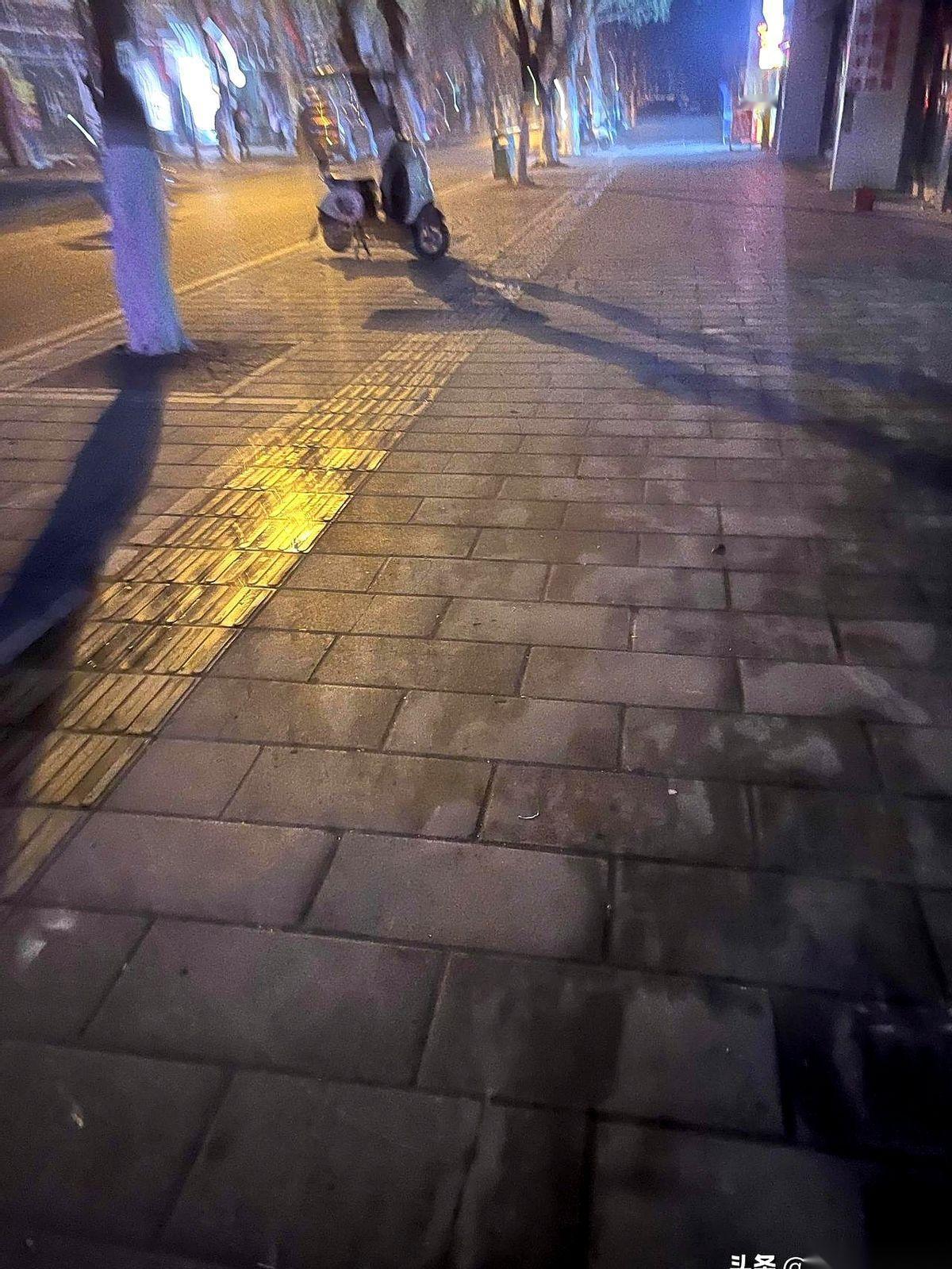 住在我给我妈买的房子里，第一次。感觉自己才像那个来串门的客人。11年，真的太