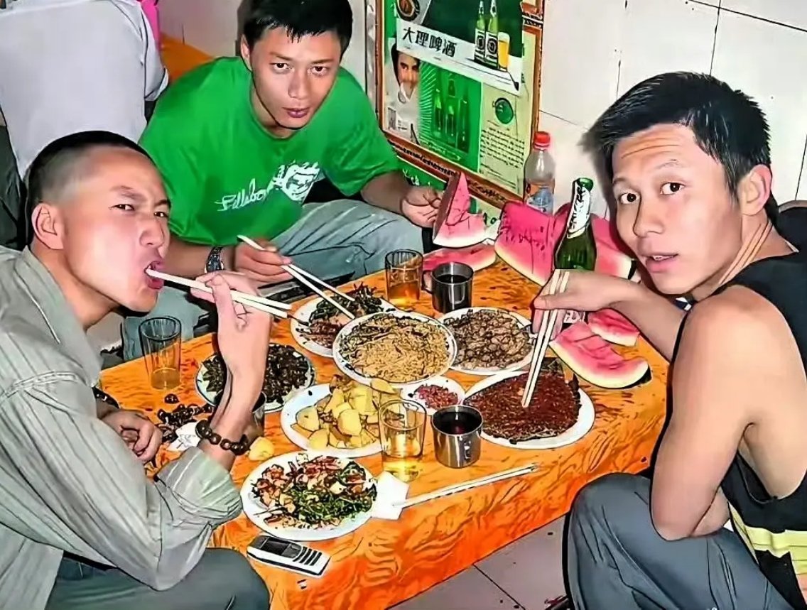 李晨，段奕宏，阮经天早期就一同吃过饭了。怎么阮经天吃饭一直都这样。