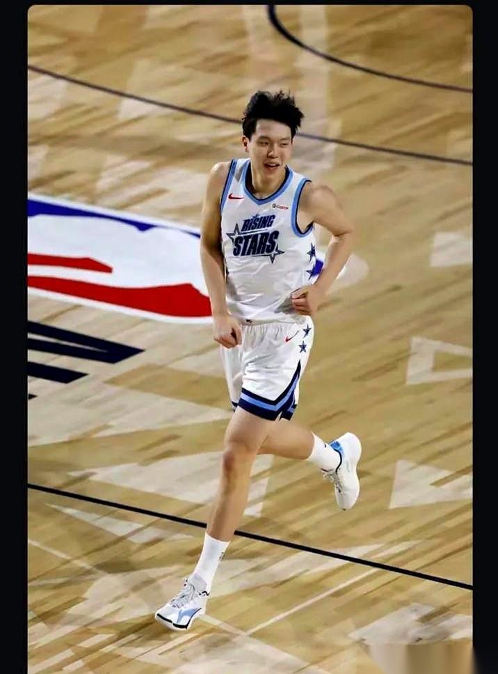 杨瀚森，刚在NBA新秀赛露了个脸，话筒怼到嘴边，一开口，就把天聊炸了。记者问的