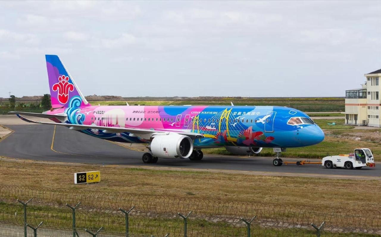 C919原装彩绘机！即将交付给中国南方航空的C919彩绘机曝光！这架飞机将于近