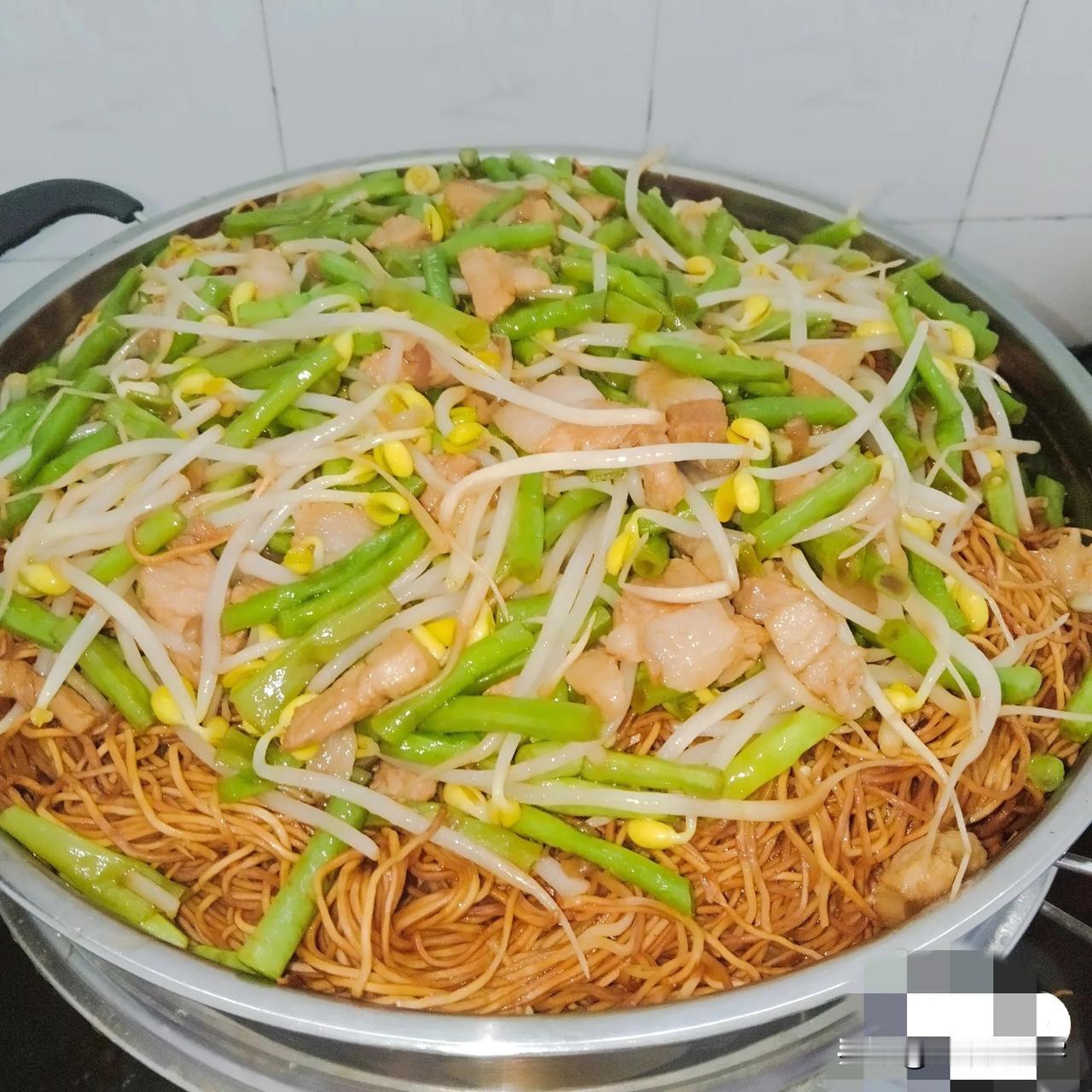 娶河南媳妇算是掉进面条窝，蒸面直接征服河北小伙！我哥们娶了个河南老婆，当年俩