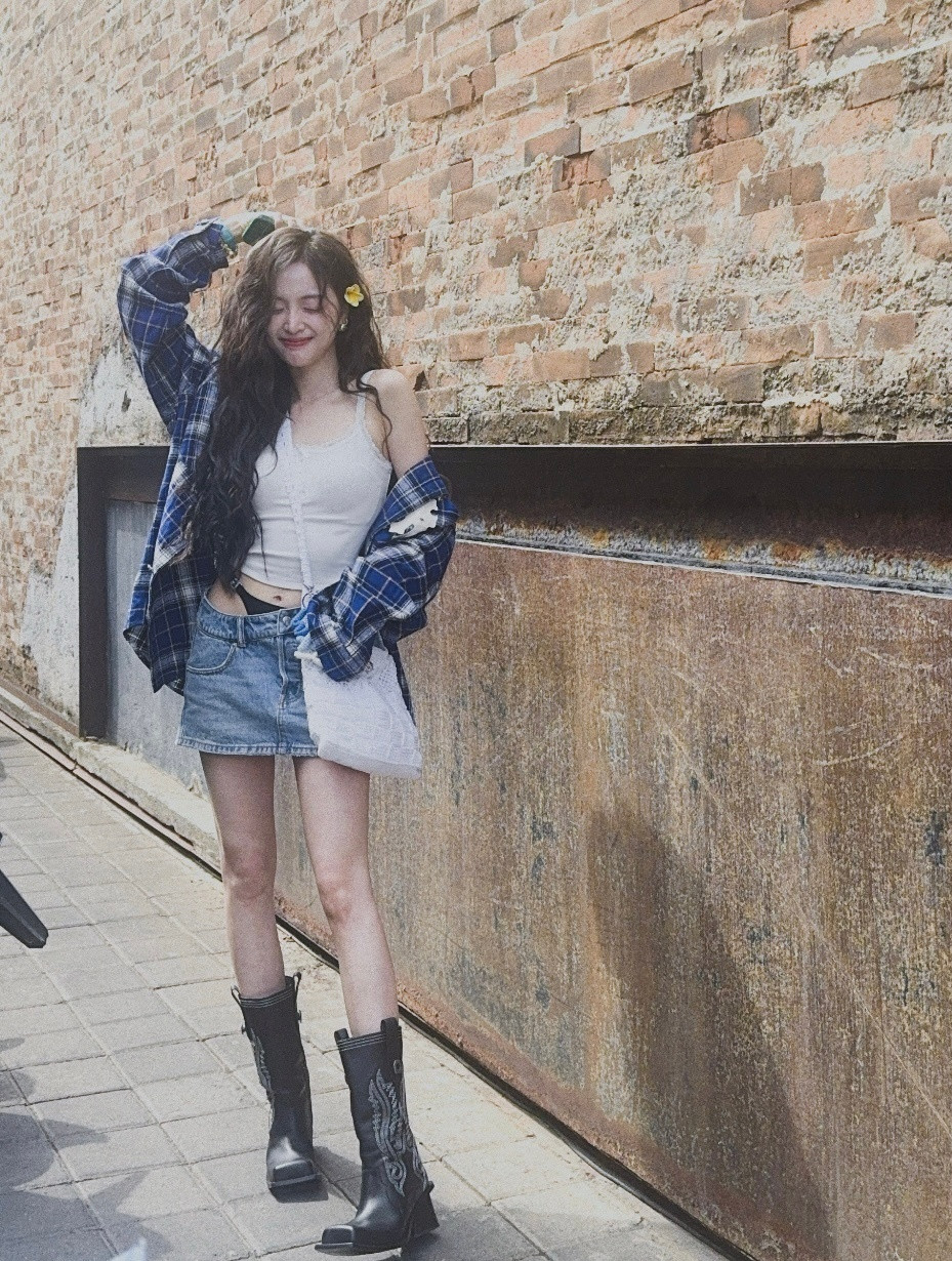 吴宣仪甜美私服，背心牛仔短裙，青春感十足。吴宣仪