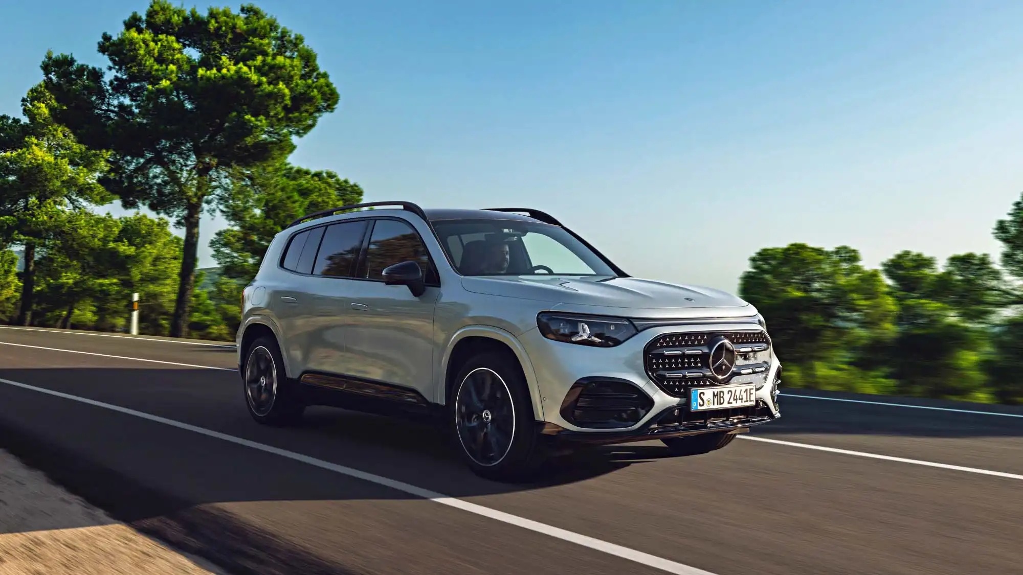 奔驰GLB，依然有三排座的。纯电最长续航631公里，相当可以。燃油版1.5T，与