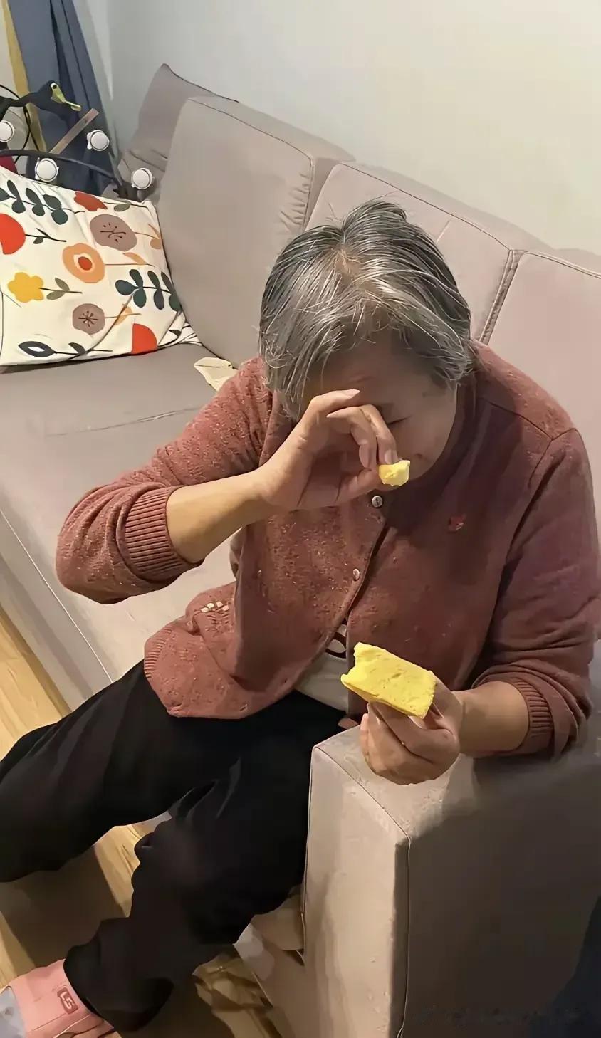 没想到我妈妈养了个白眼狼。大姐离婚后带女儿回妈妈家住了，当时外甥女才十一岁，谁