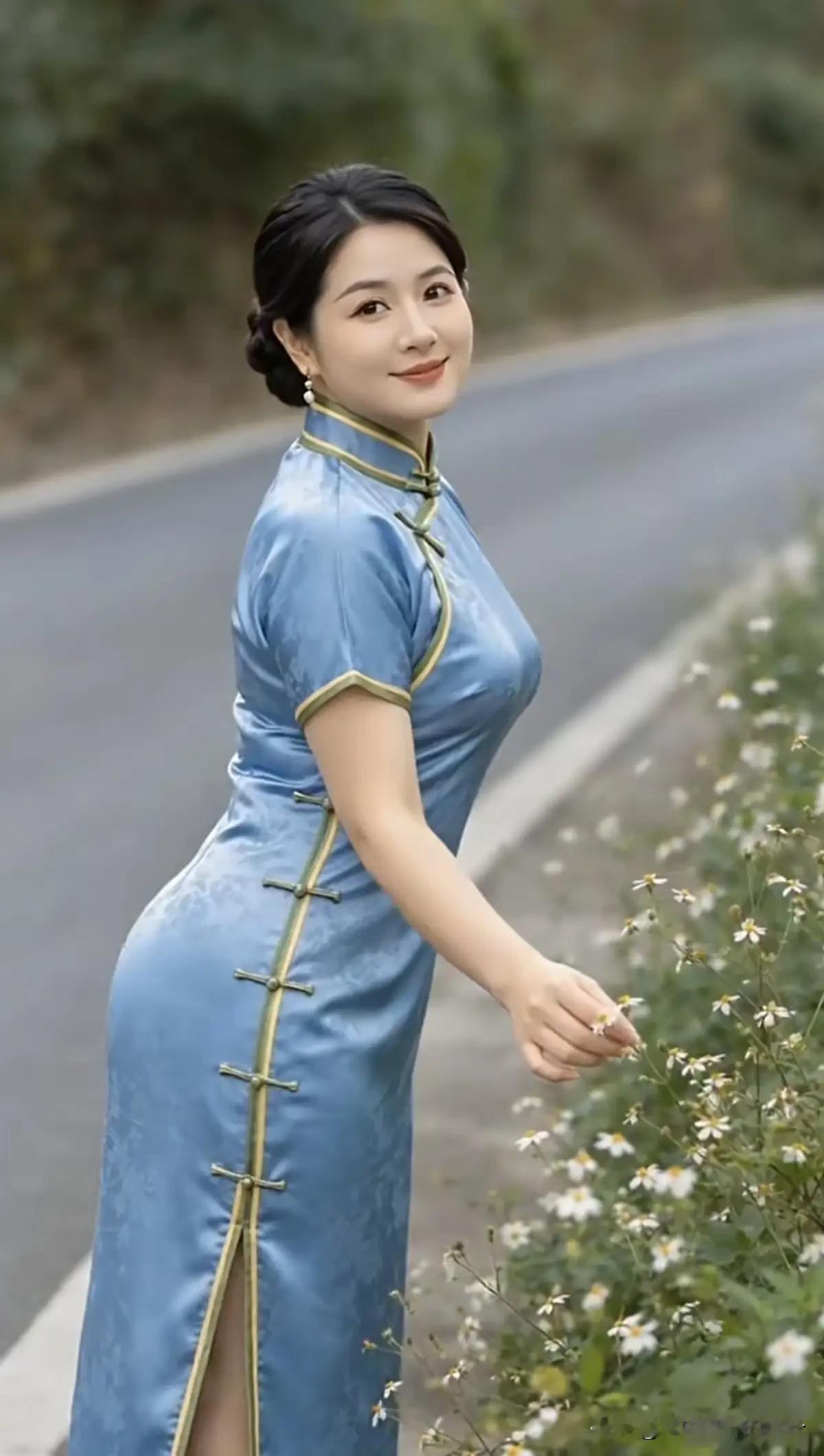 幽径花开映素妆，一袭旗袍染清光。流年不语温柔在，静赏人间岁月长。中年