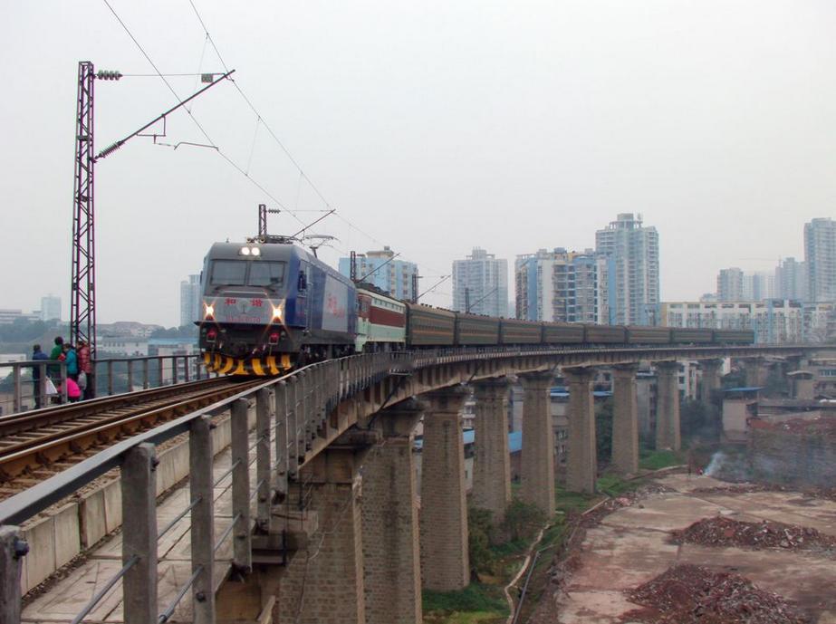 2011年1月初，重庆机务段最先接的几台和谐3C型电力机车（简称和谐电3C）到货