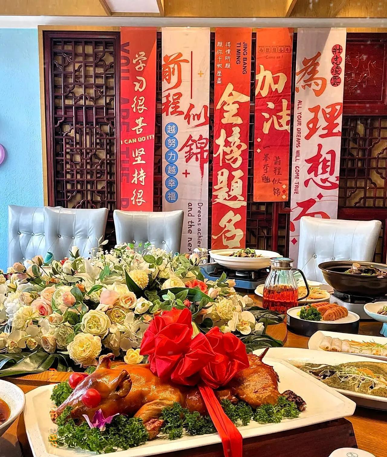 一个升学宴办了18桌，还要请来乐队，锣鼓喧天，鞭炮齐鸣，好不热闹。赴宴的人仿佛
