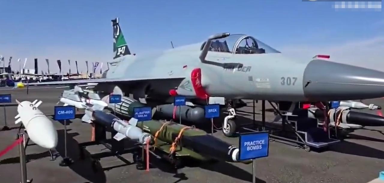 枭龙Block3战机在世界防务展亮相！最关键的问题，在于枭龙战机展示了两枚霹