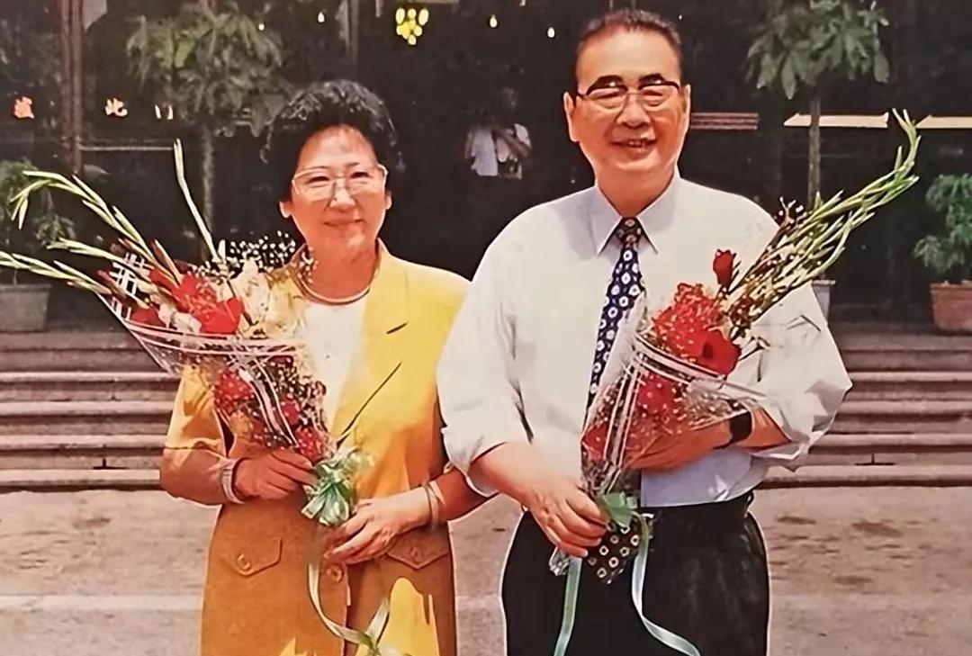 1999年，李鹏与夫人朱琳在吉林东关宾馆门前拍摄结婚40周年纪念照。手捧鲜花，笑