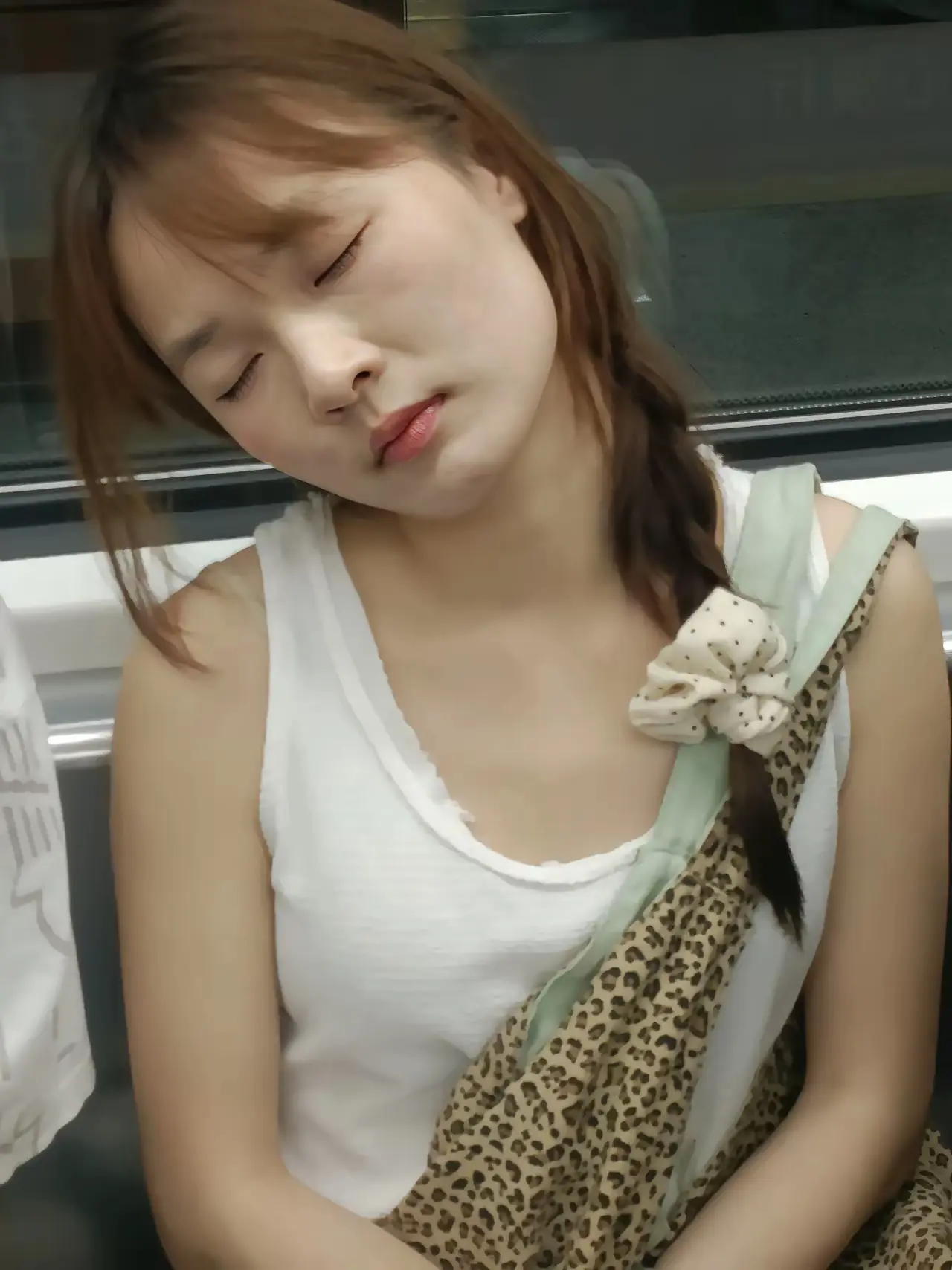 瞧这小姑娘加班累的！过了站，我也没好意思推醒她！