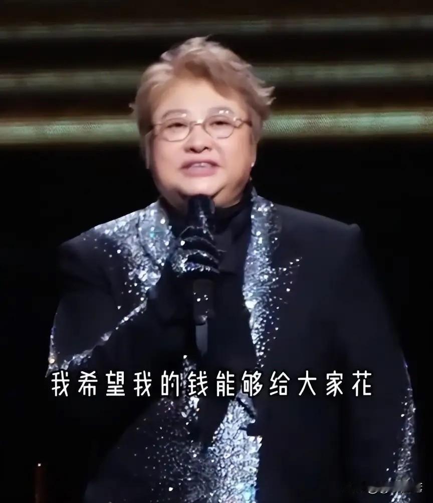 韩红近日现身上海某剧场看话剧被偶遇，一头抢眼的黄色卷毛新发型瞬间减龄，显得格外俏