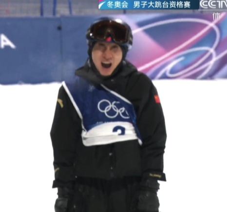 苏翊鸣大跳台晋级决赛，昨晚紧接布沙尔之后登场的苏翊鸣顶住压力在首跳失误摔倒的情况