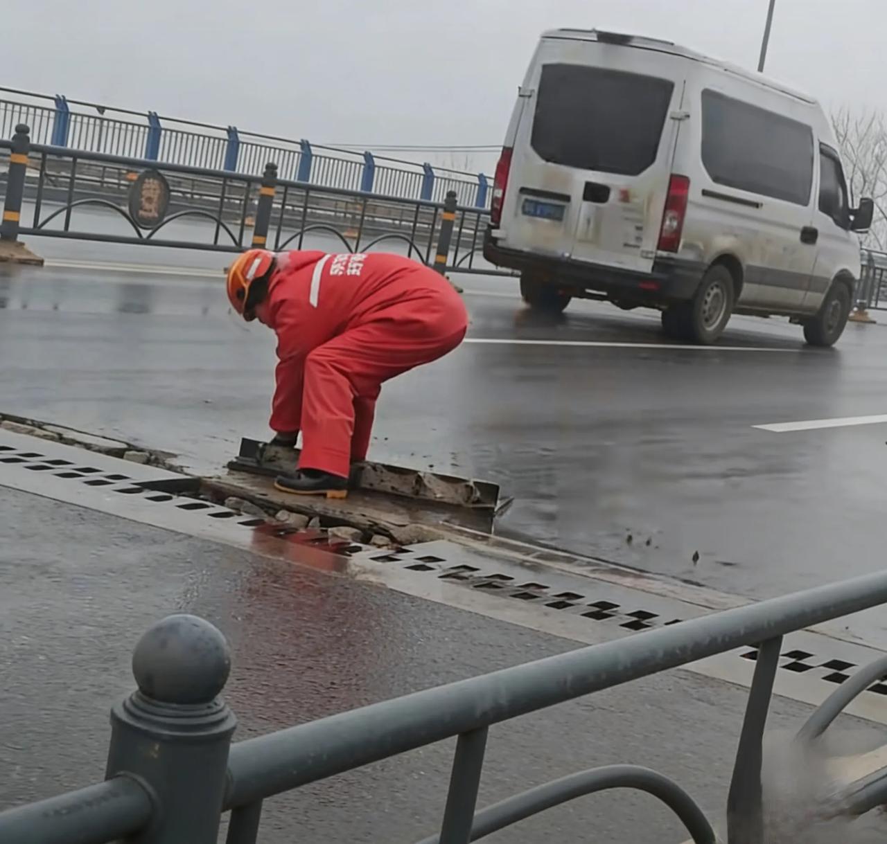 武汉桥面钢板翘起阻路骑手徒手复位几十斤钢板获赞3月15日下午1点多，武汉江