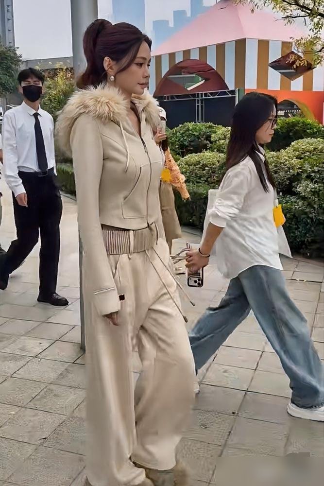 沈梦辰这腿一出来，评论区直接炸了。171的个子，96斤，体脂率干到18%，还是无修生图。米白毛领往身