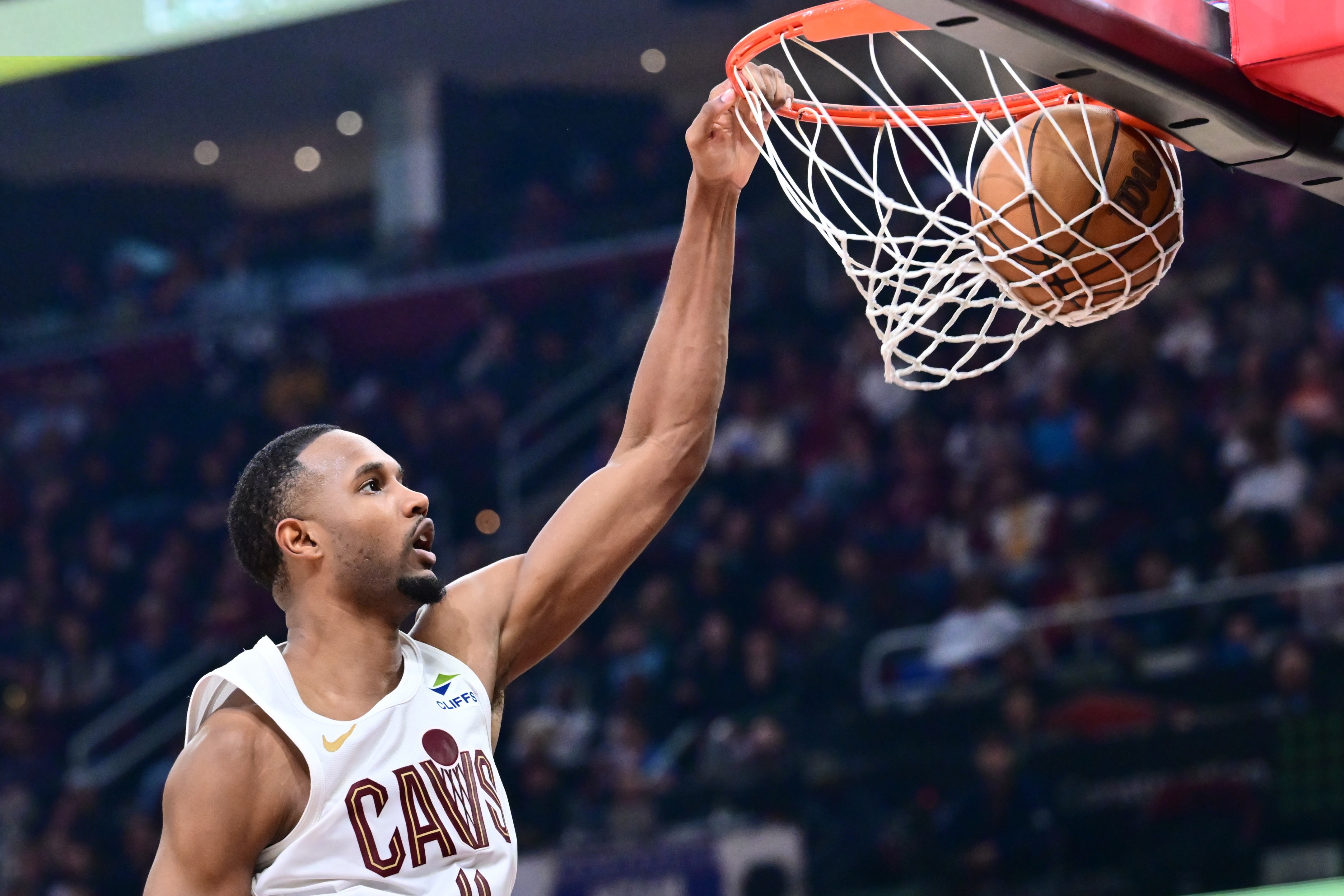 哈登来骑士这么多场了谈一下核心莫布里首先5000万是顶级核心的价格，一个球