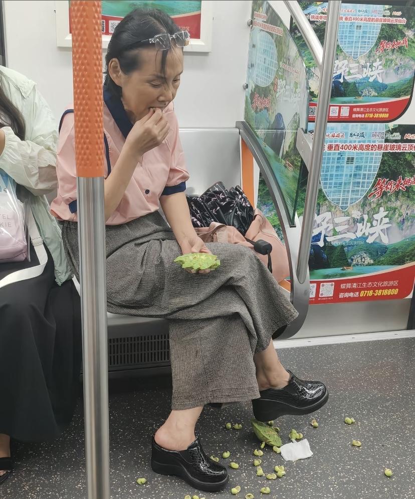 这一幕就应该放在地铁口循环播放！8月5日湖北武汉一地铁内，一名女子坐在地铁里，手