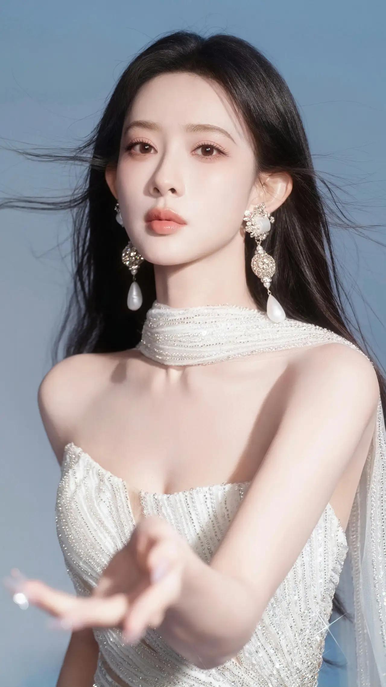 美女壁纸～孟子义，光影织就浪漫，碎钻缀满温柔，一袭抹胸闪钻白裙，搭配珍珠钻饰耳坠