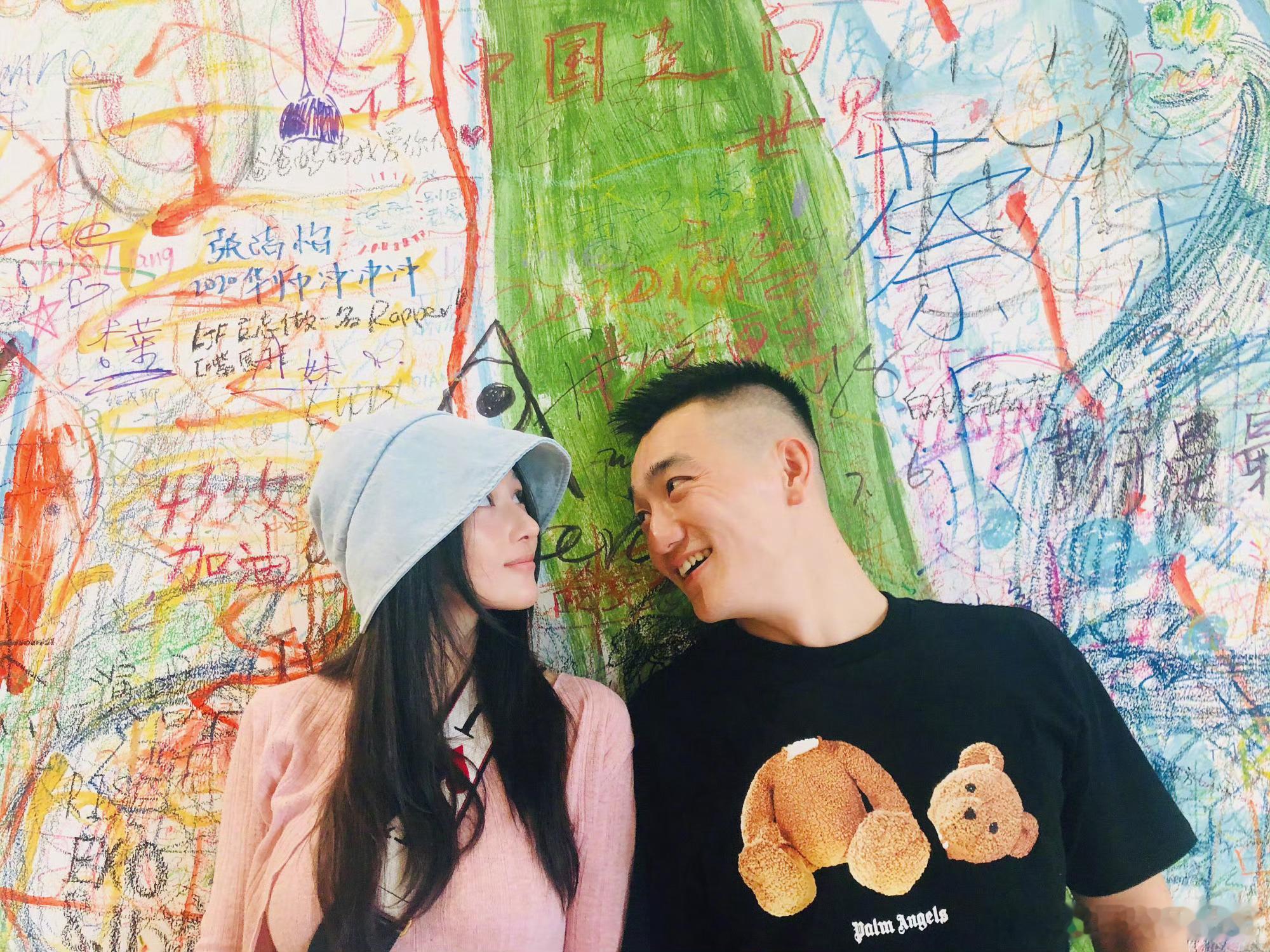 张馨予晒和老公七周年纪念旅行，还挺幸福的，她属于jun婚吧​​​