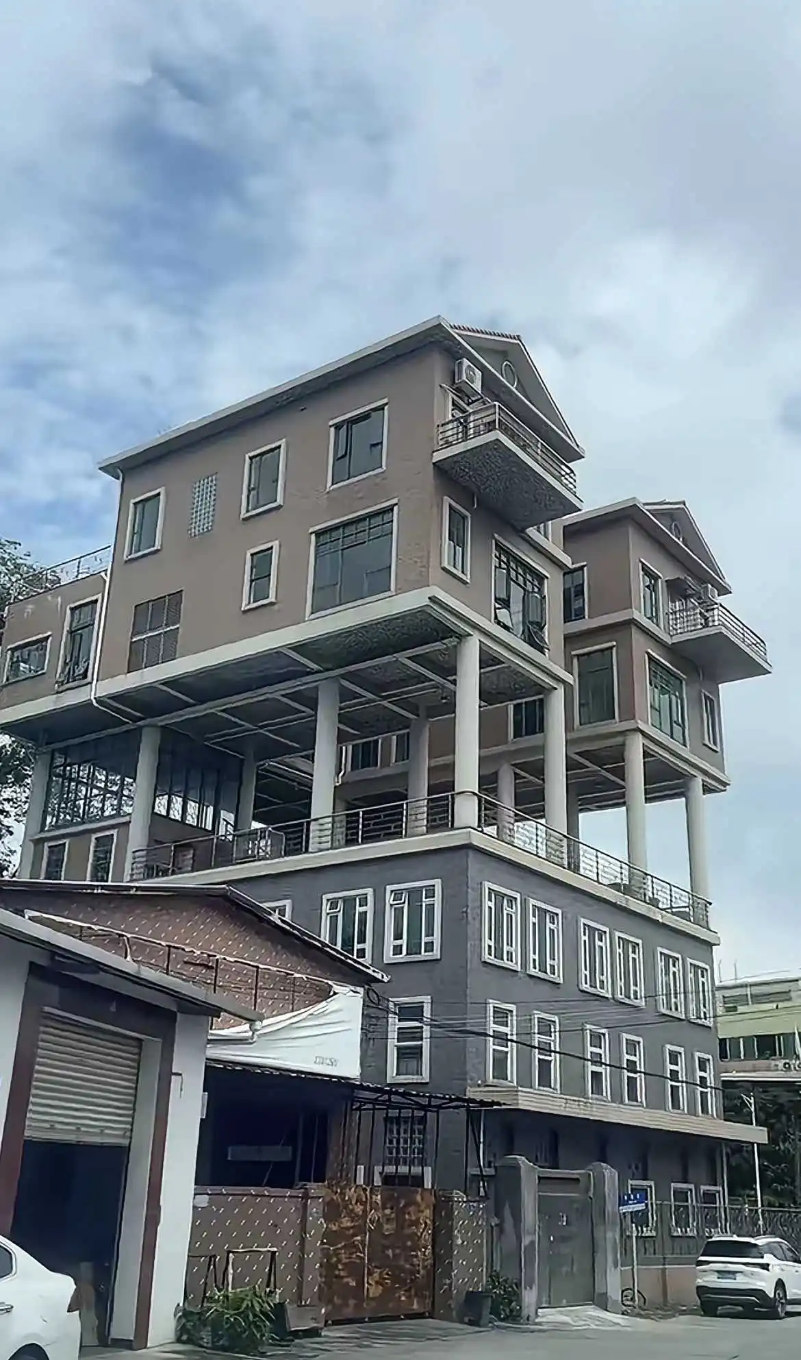 这房子还能这样建啊，这难道是宅基地不够用，然后才这样建的吗