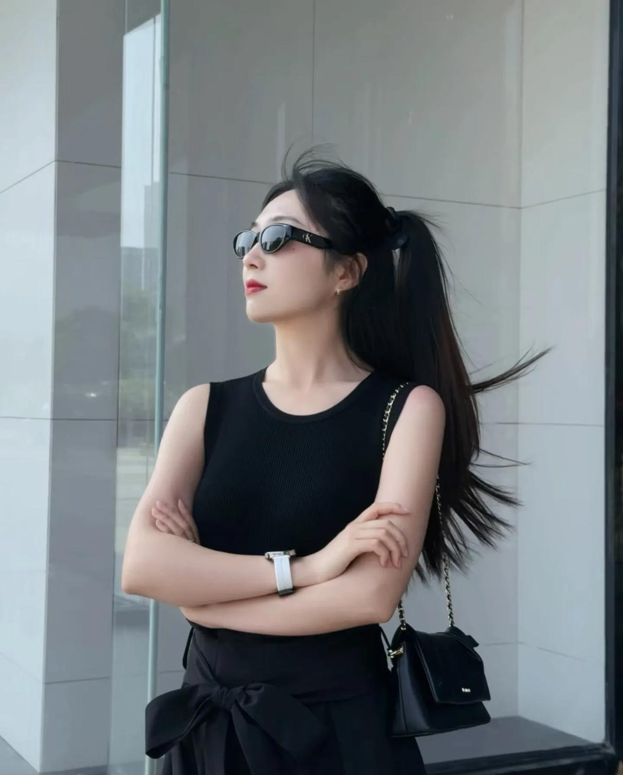 黑衣美人倚窗立，风华绝代似画卷。