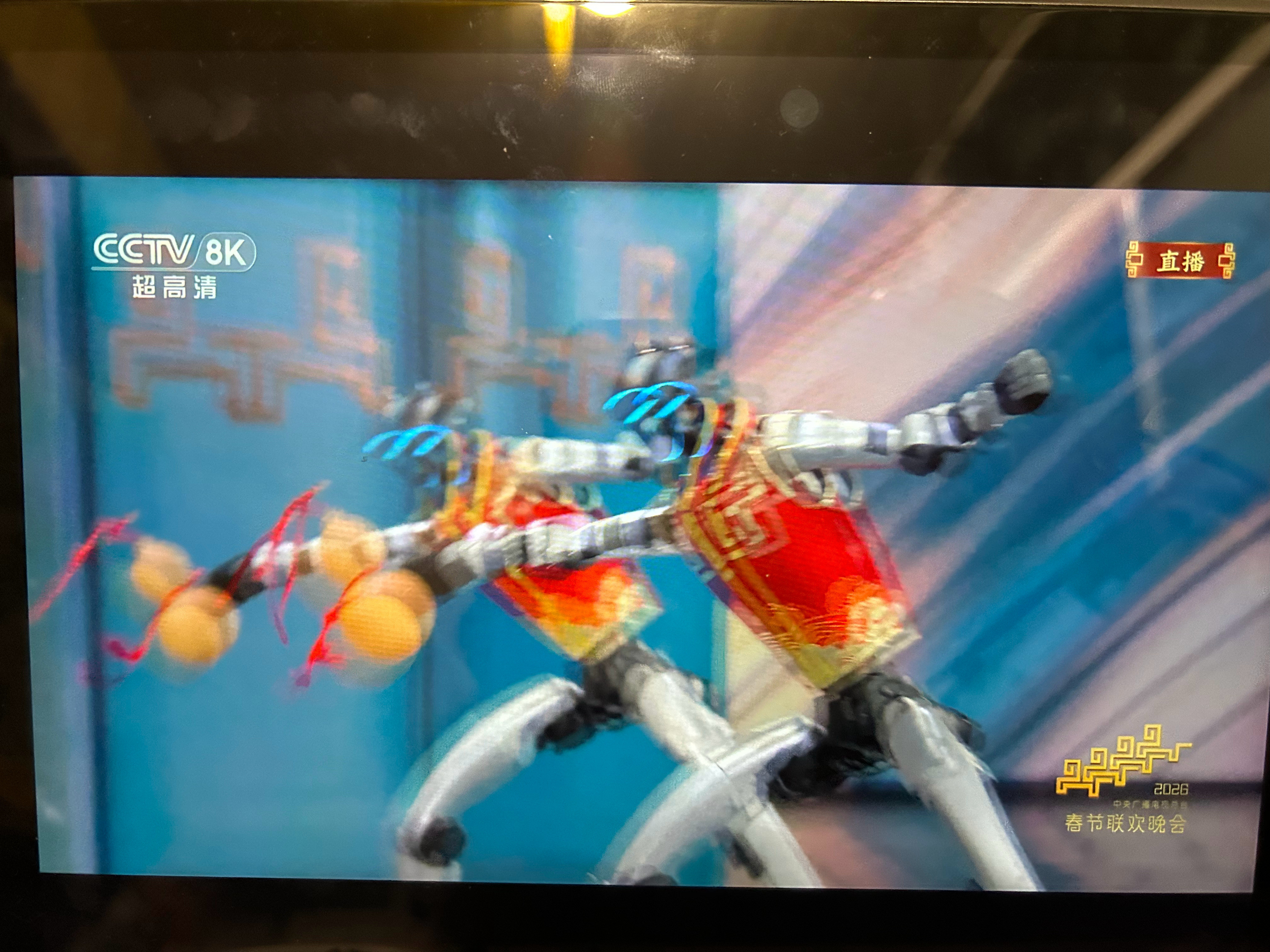 春晚咋全是机器人啊，这是在向海外向其他国家展示中国的科技！现在的机器人真的太厉害