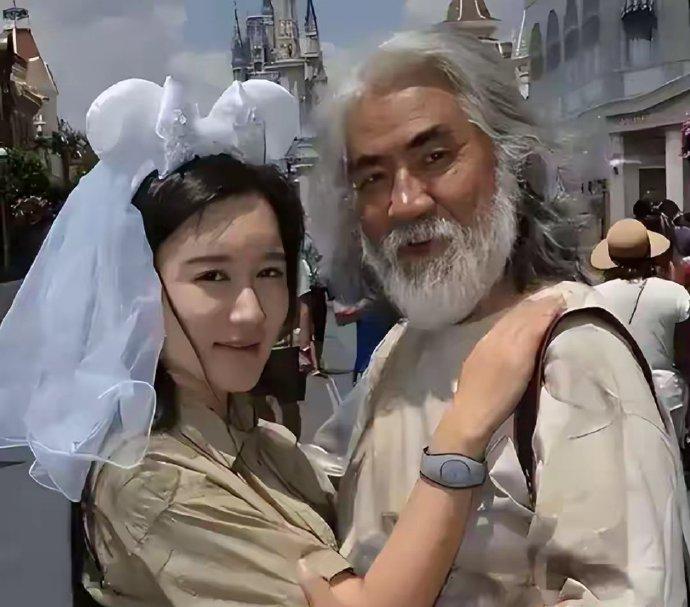 75岁张纪中亲手剃掉留了30年的标志性白胡子武侠教父变潮叔！而这原因是因