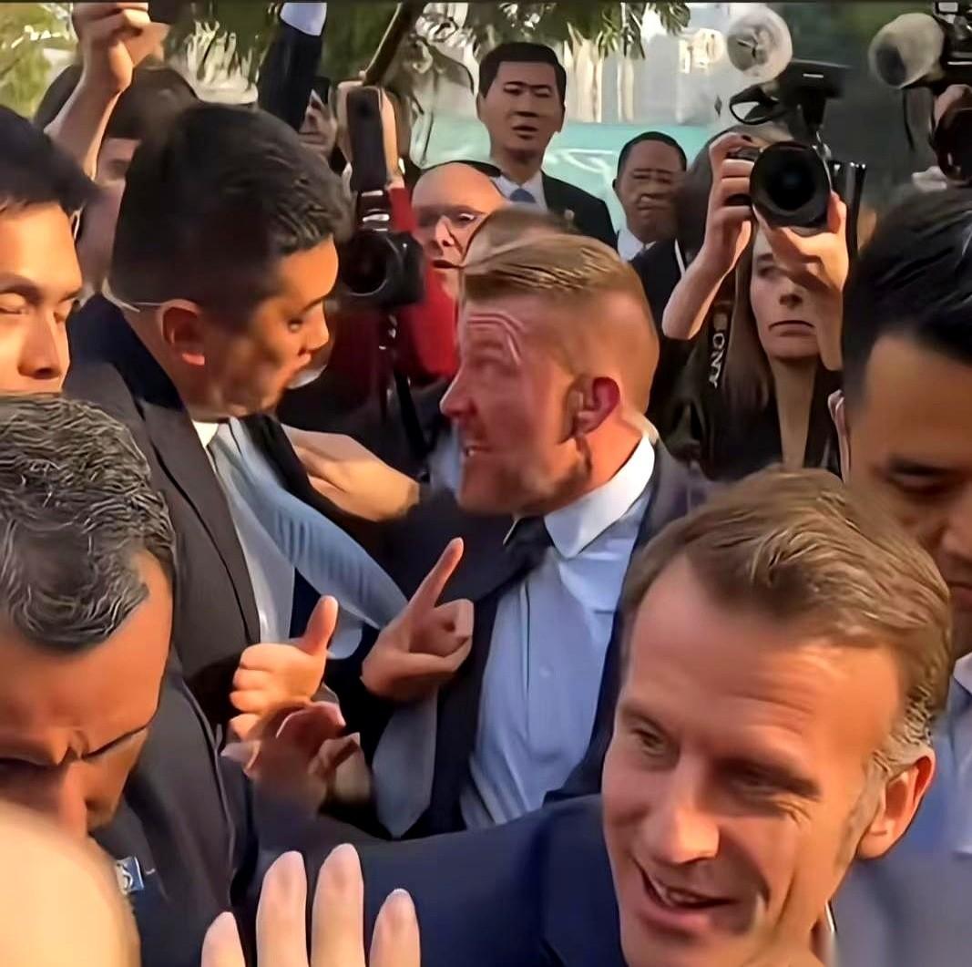 你看那俩哥们儿，一个中国的，一个法国的，西装革履的，就差一句话没谈拢，当场给你掰