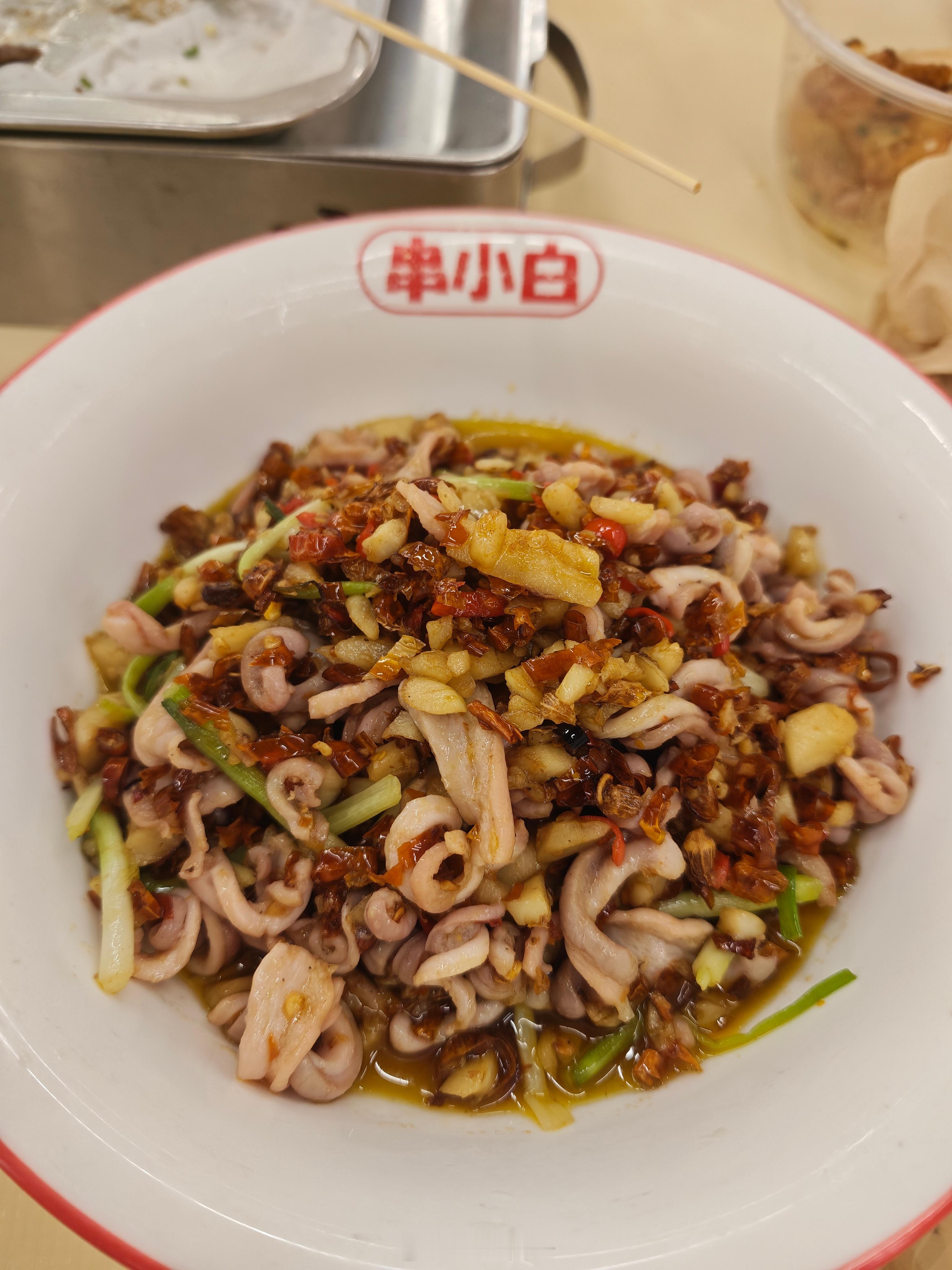 串小白烧烤依旧是深圳前三的烧烤，无敌好吃。店里3000平加181桌，依旧要排队。