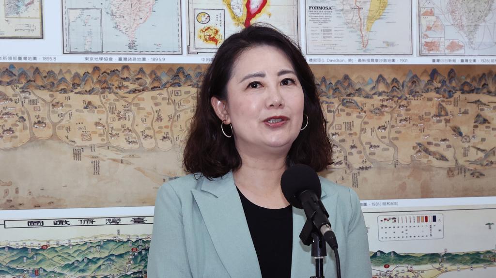 罢免绿委吴思瑶团体「地动删瑶」更换备补领衔人，将同意书送至选委会，选委会昨（28