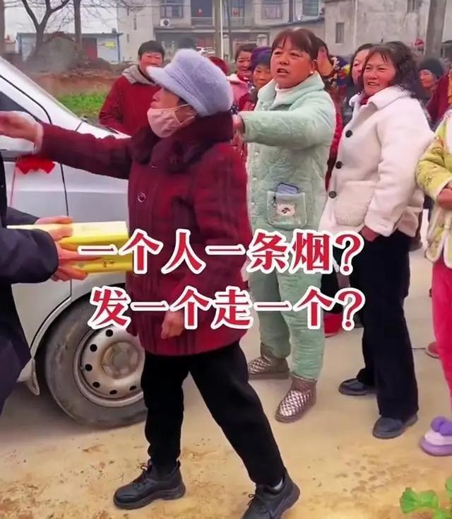 结婚本来是天大的喜事，结果半路杀出一群大妈拦婚车要烟，张口就要整条的，不给就不让