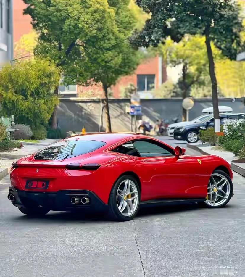 法拉利RomaSpider是一款性能卓越的敞篷跑车，以下从动力、操控、车身等方