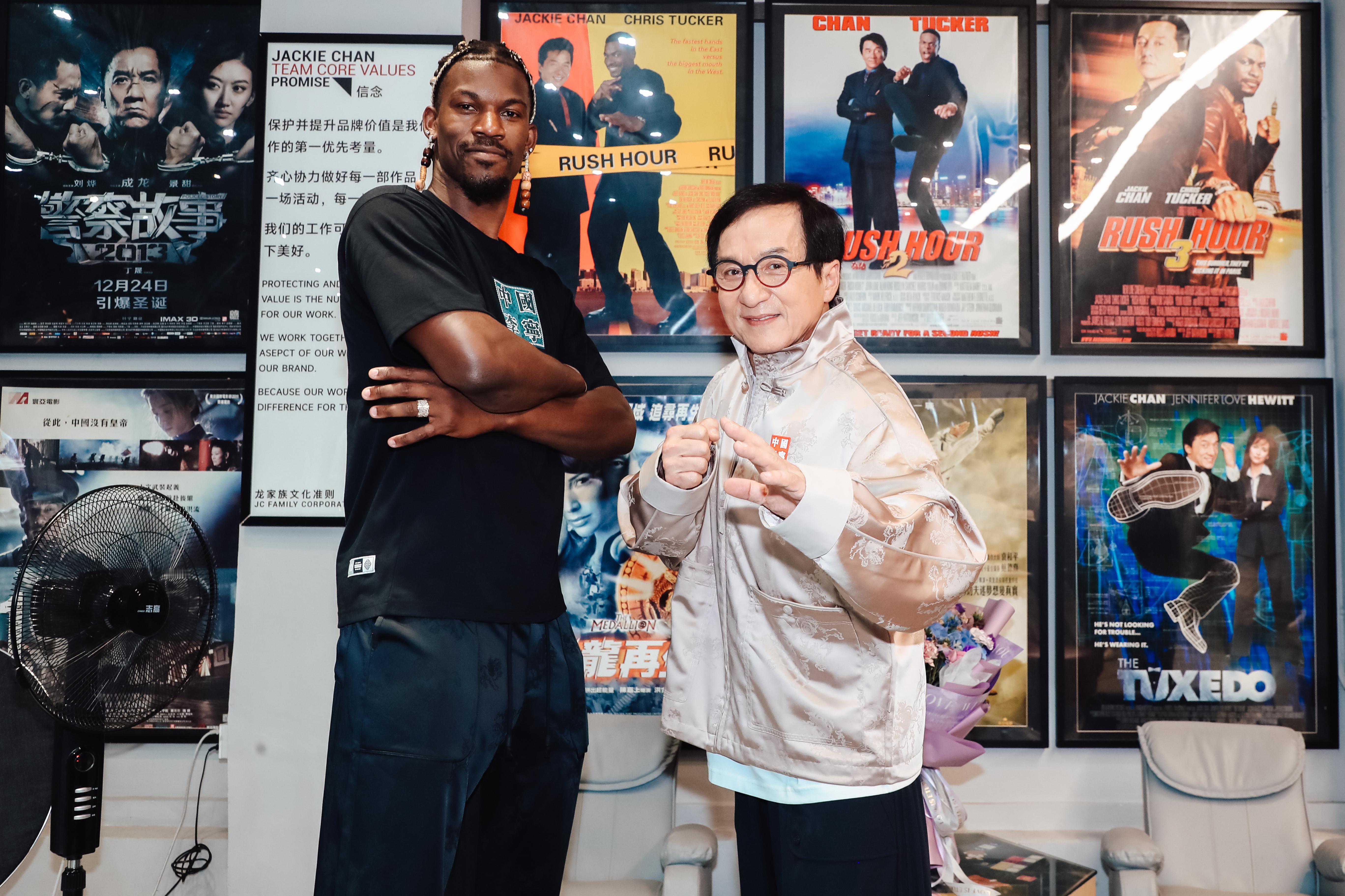 巴特勒在龙叔的私人练功房内，与龙叔探讨功夫～龙叔热情地向巴特勒介绍并亲身示范木人