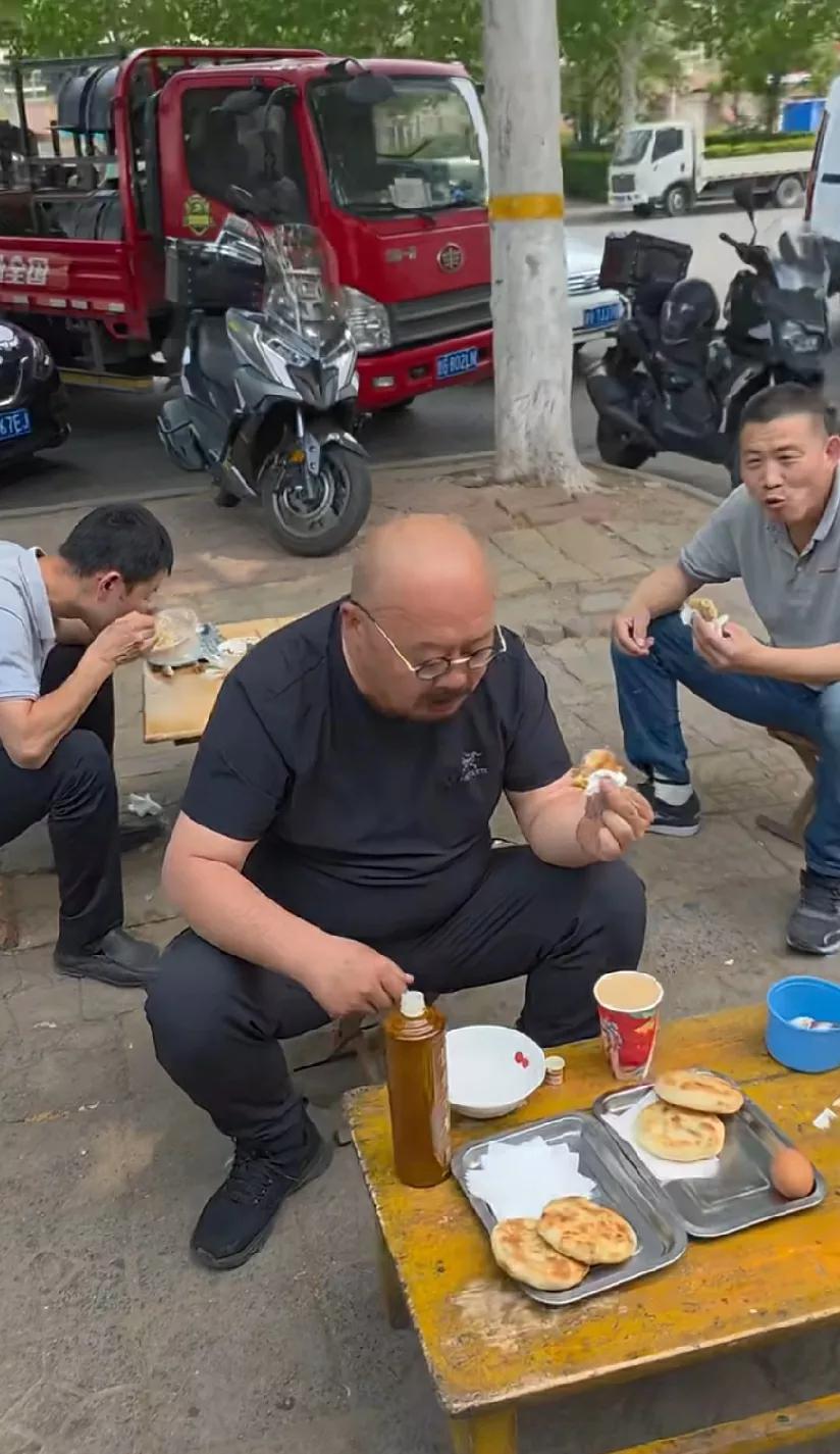 明星路边摊，竟没人围观？刀郎蹲在马扎上，呼噜呼噜吃面，连口罩都没戴。他点
