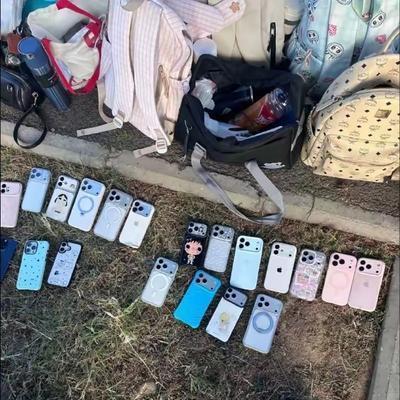 🐒据说这是某大学大一新生军训期间，女生把手机集中放在草坪上，从照片来看清一色的