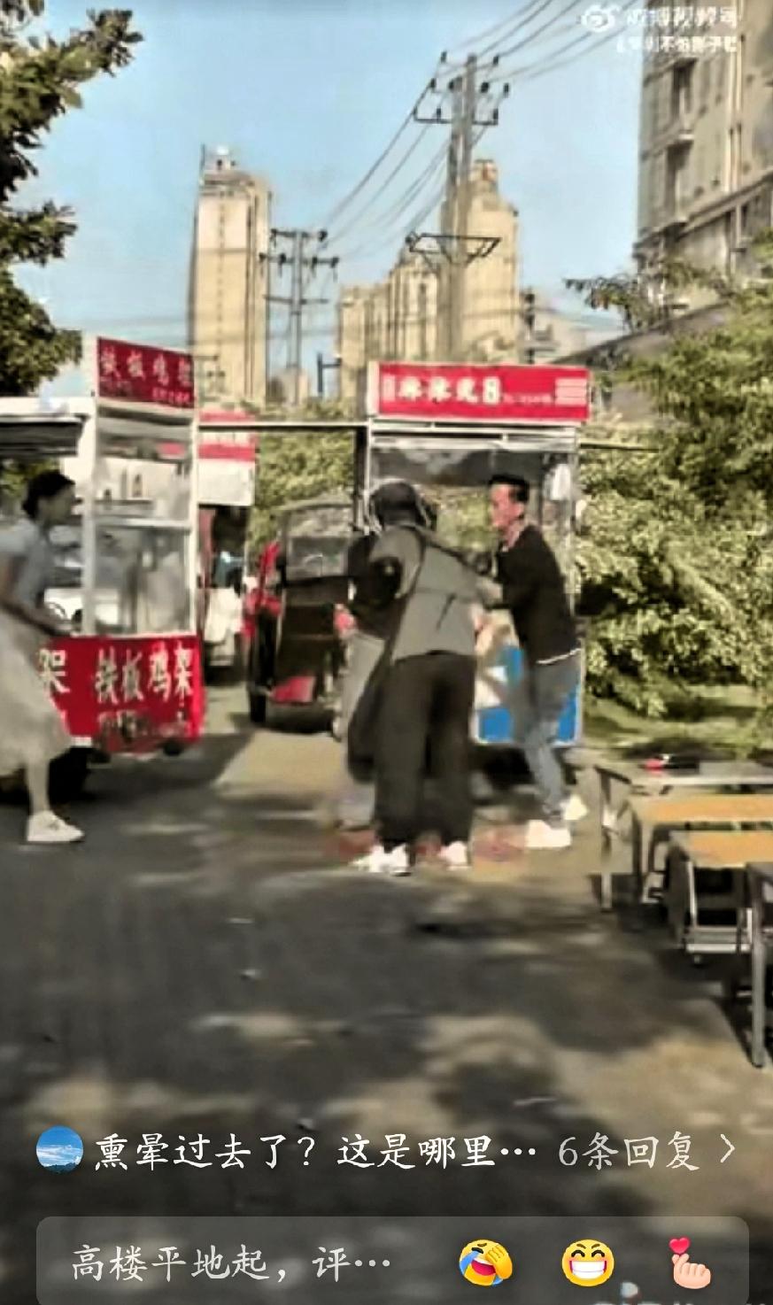 两家摊贩吵架争吵过程中，男摊主情绪失控，直接将辣椒油泼向对方，激化了矛盾。女摊